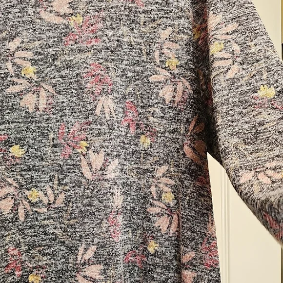 cameo Heathered Gray Floral Tunic with Pink and Yellow Accents - Picture 4 of 5